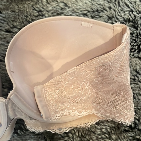 On Gossamer nude strapless bra with lace detail. - Picture 7 of 9